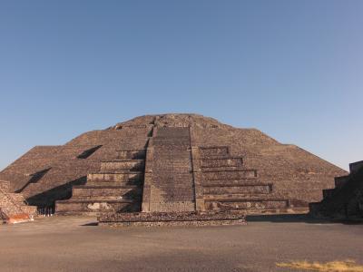 一人旅…メキシコシティのソカロ散策、早朝のティオティワカンを独り占め