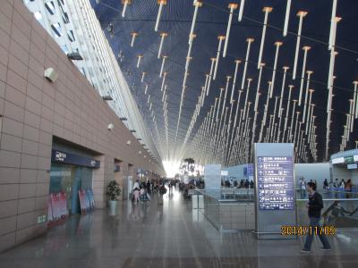 上海の浦東空港・第１ターミナル・搭乗口前ショップ・2014年