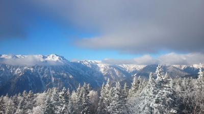 遠くに雪山