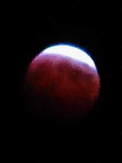旭川-6　旭川空港　展望デッキからの月食　☆赤銅色の月影を見上げて