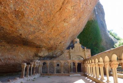 「大岩のペニャ修道院」・「ピレネー国境の峠には歴史あり、ローランの歌あり」