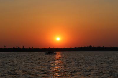 チョベ国立公園サンセットクルーズ  ボマディナー