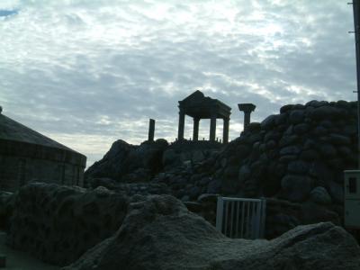 新島でギリシア？パルテノン神殿風温泉！