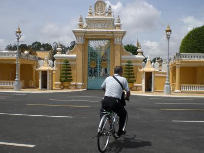 プノンペンの王宮、独立記念塔、日本大使館等を自転車で巡る。