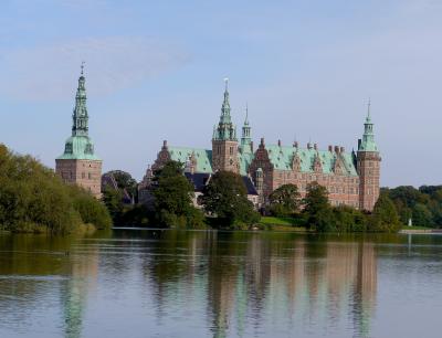 2014.9フィンランド・デンマーク旅行18-S-togでHillerodへ，Frederiksborg　Slotｓsoen（城湖）