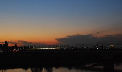 晩秋の等々力渓谷と夕闇の多摩川を走る銀河鉄道（東京）