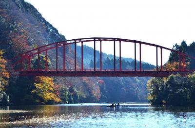 ［晩秋の休日］亀山湖・笹川渓谷で紅葉クルーズ＆里山の古民家カフェ《郷里》でランチ