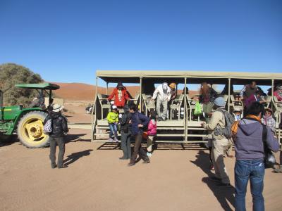 ナミブ砂漠からスワコプムントへ４１０ｋｍ７時間