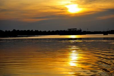 ちょうど１０年後のバングラデシュ再訪 11シュンドルボン国立公園の最南端、ドゥブラ島の日没と月の出。