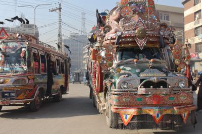 再びPAKISTAN6 盛大に飾り立てたデコバスの往来に圧倒　 Peshawar