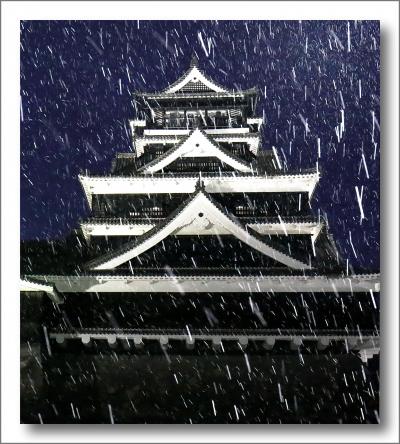 Solitary Journey［1503］初日の出は×、でも初雪が降る中でライトアップされた城は美しく幻想的でした。＜熊本城＞熊本県熊本市