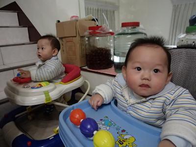 雙胞胎(双子)のお孫さんがいる台湾の朋友のお宅へお邪魔しました。