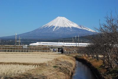 富士の裾野を勇壮と走る新幹線（静岡）