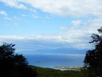 年末年始パタゴニア 碧い氷河とトレッキングの旅（３） 見上げれば氷河、眼下にはビーグル水道　マルティアル氷河ミニトレッキング　＊チェアリフトは運休中＊