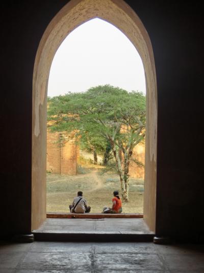 ヤンゴンからバガンへ　（バガン遺跡を歩く）