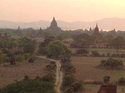 ヤンゴンからバガンへ　（バガンの夕陽）
