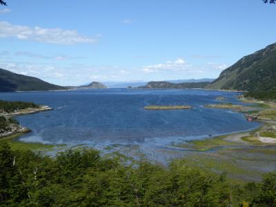 年末年始パタゴニア 碧い氷河とトレッキングの旅（5） 思わず深呼吸したくなる海沿いトレイル。ティエラ・デル・フエゴ国立公園