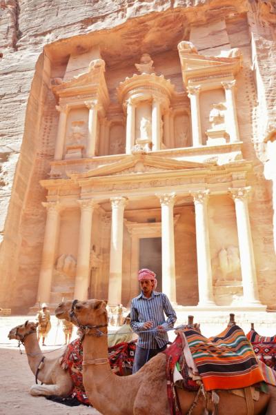 砂漠とラクダと遺跡 ぺトラ