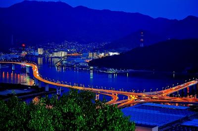 ライトアップされた「海田大橋」（愛称・広島ベイブリッジ）の夜景は見ごたえあり！！