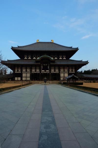 奈良旅ー８　早朝　歴史の重み　東大寺大仏殿