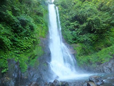 【バリ島北部】　ギッギの滝→バンジャール・テガ僧院→ベジ寺院→ムドゥ・カラン寺院　～道中痛恨の貧血（たぶん）で無念さを噛みしめ・・・～