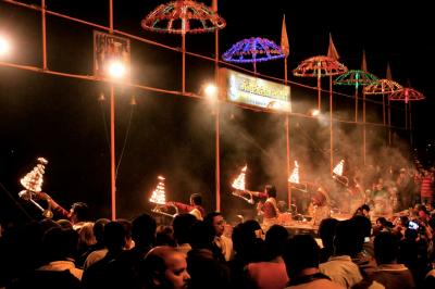 バラナシのプジャーは観光祭だね。