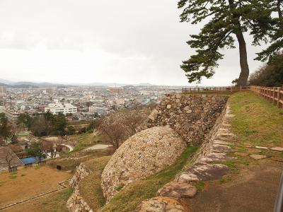 ぶらり日本の城めぐりその５１＜珍しい石垣がある鳥取城跡＞スーパーはくとに乗ってカニ弁当を食べながら帰りましょう