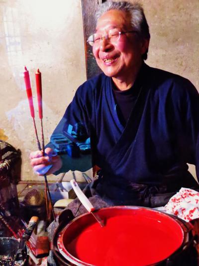 飛騨古川2/3　三嶋和蝋燭店：手作りの技を公開　☆朱色ろうそくは祝いの灯火