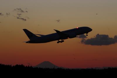 夕景：　成田空港にて富士山に沈む夕陽を眺める