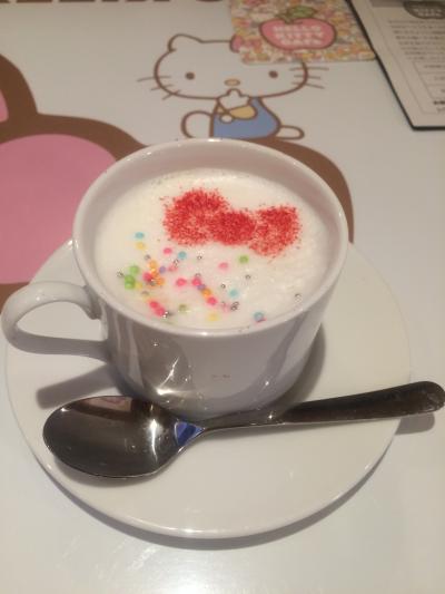 19日に栄にオープンした　ハローキティカフェへ