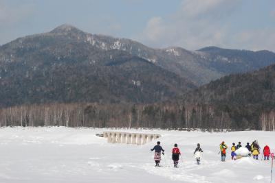 氷の糠平湖を横断し「真冬のタウシュベツ橋見学」（北海道）