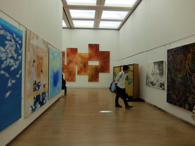 国立新美術館で　東京五美術大学　連合卒業、修了制作展　作品と会場を眺める　下