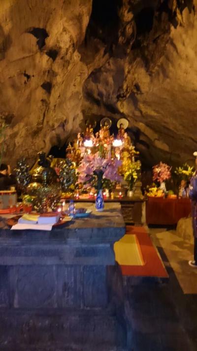 ベトナム「ガックリ」旅行記（２１）洞窟寺院「ＮＯＩ　ＱＵＹ」