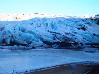 アイスランド旅その１０　南海岸ツアー　青白く光を放つ氷河が目の前に！