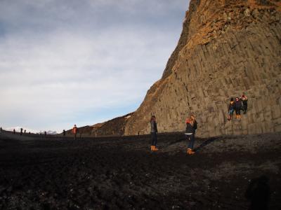 アイスランド旅その１１　南海岸ツアー　ブラックサンドビーチとスコゥガフォスの滝