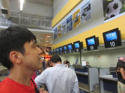 居候君をイグアスに放り出す為にヴィラコッポス空港へ見送りに行った