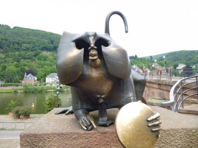 ハイデルベルク：アルテ・ブリュッケそばにある謎の猿とネズミ像