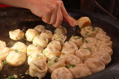 神戸南京町で食べ歩いて、台湾茶を飲んで、ふくろうカフェで癒される