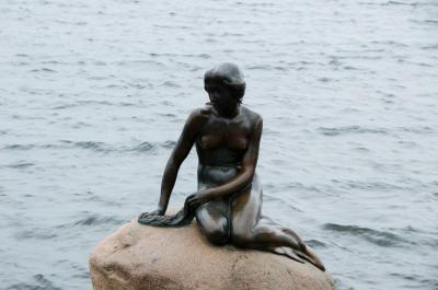 デンマーク コペンハーゲン 人魚姫の後ろ姿は希少！