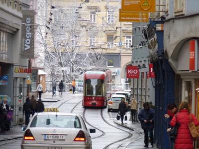 オーストリア　冬　グラーツの街と路面電車 