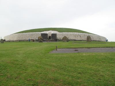 紀元前3000年頃につくられたニューグレンジ（NewGrange）