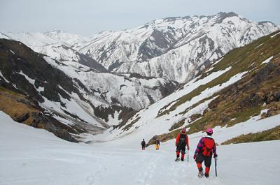 春山シーズン到来　残雪の谷川岳へ