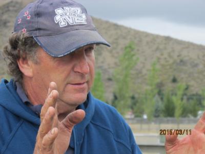 「ニュージーランド『激動』の１週間」（３２）子羊への乳やり。