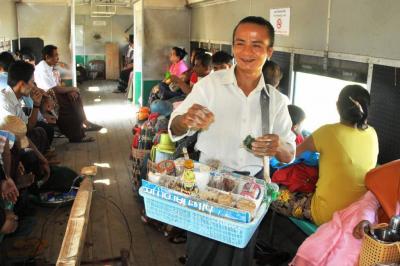 ヤンゴン近郊環状線（５）さまざまな物売り