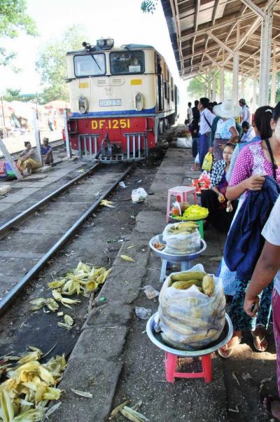 ヤンゴン近郊環状線（１０＝終）ダニンゴン駅市場続き