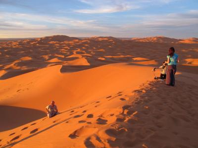2015年春（５） モロッコ、歩いてシェビ大砂丘へ登ってみた。
