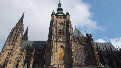 個人旅行かツアーか?チェコ、プラハに到着。