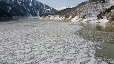 ＧＷ黒部ダム湖にはまだ氷があるよ