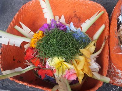 クバヤ着て (レンタル) 参拝しました ブサキ寺院【2】 ~寺院の中には村がありました ~