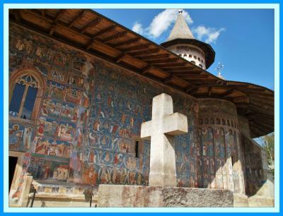 《ヨーロッパ最後の中世》といわれるルーマニアってどんな国！?　その４　★ふんだんに使われたヴォロネツ・ブルーに魅了される・・・ヴォロネツ修道院★
